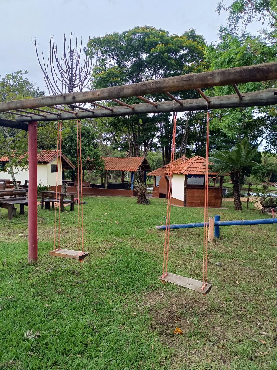 Balanços do parquinho na Pousada Sabiá