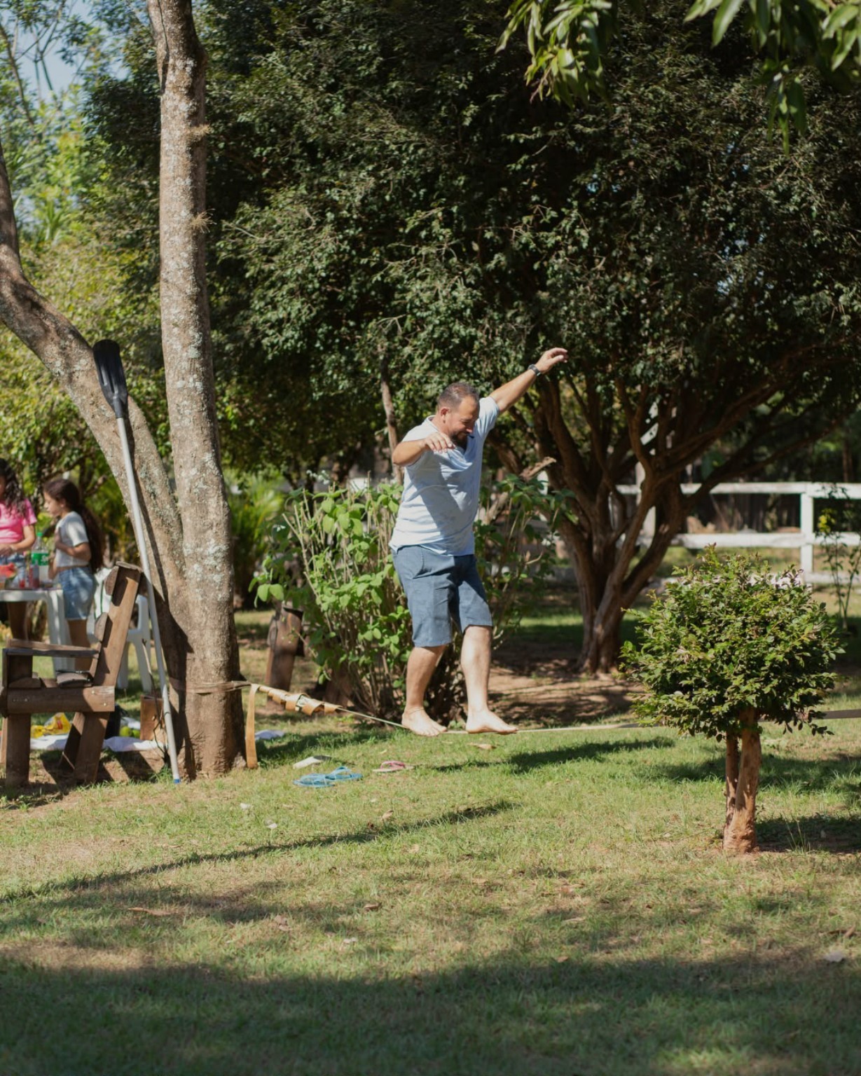 Hóspede praticando slackline na área de lazer da Pousada Sabiá